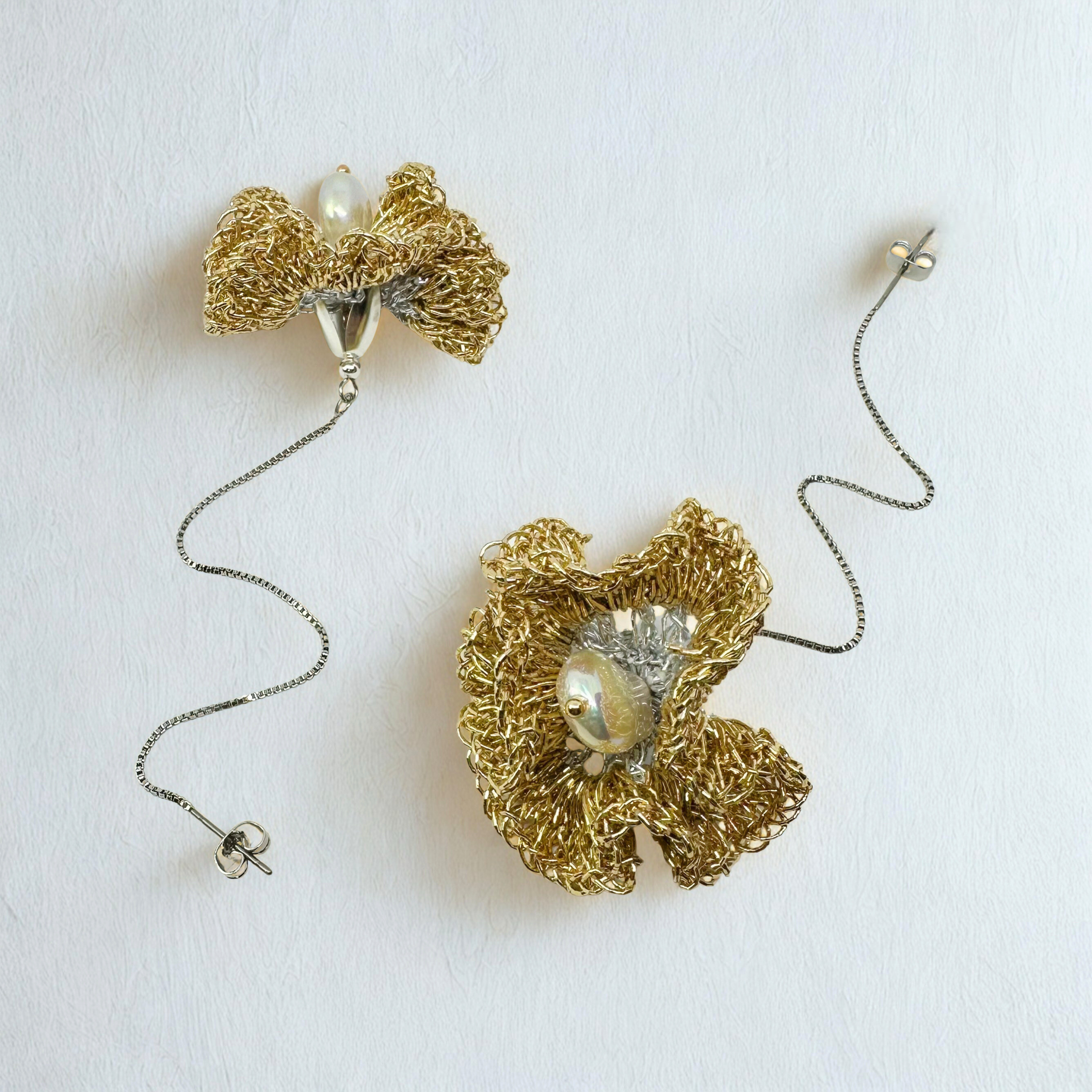 ランプシェード・フラワー・ピアス(メタリックゴールド)