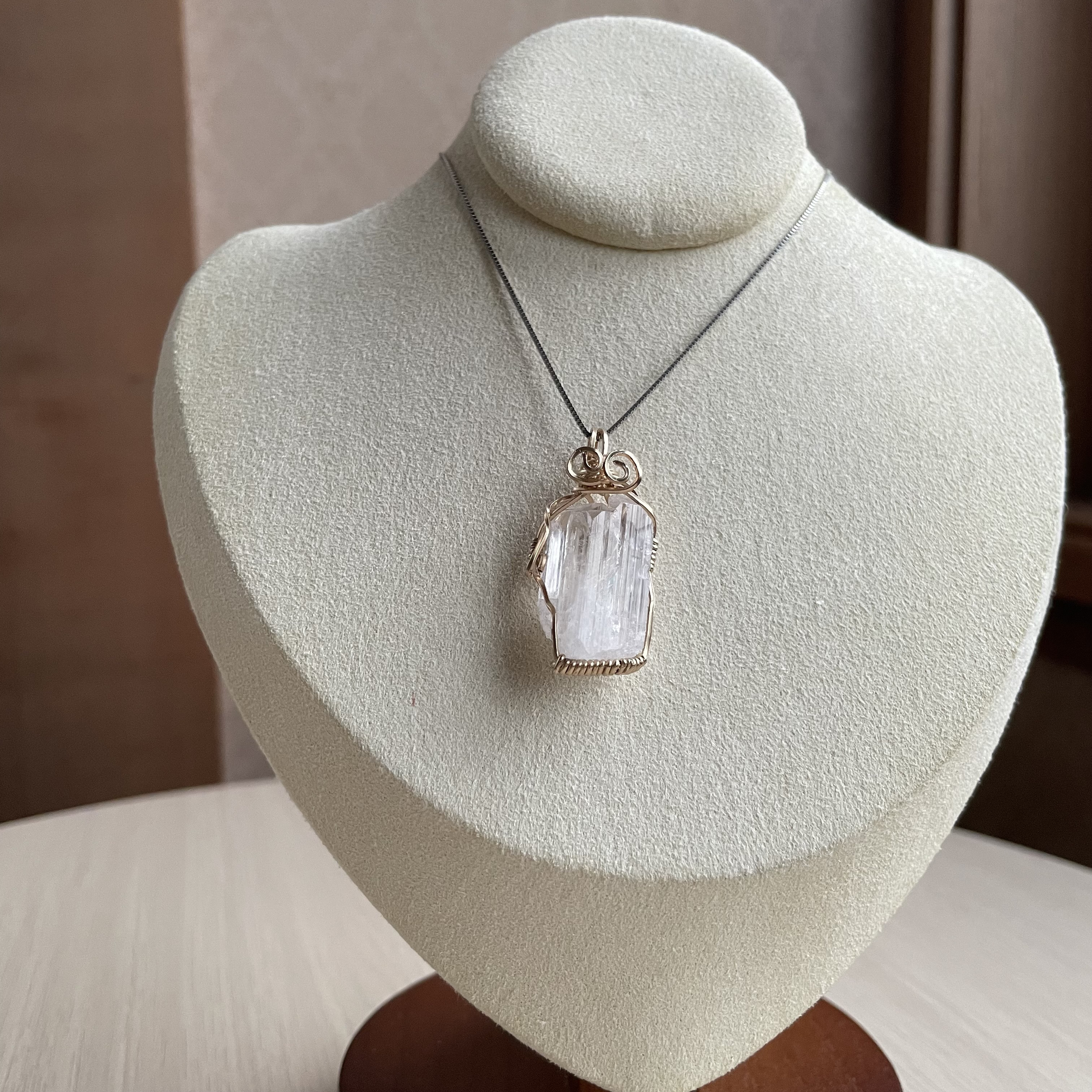 ダンビュライト・虹入り✨14kgfワイヤーペンダントトップ