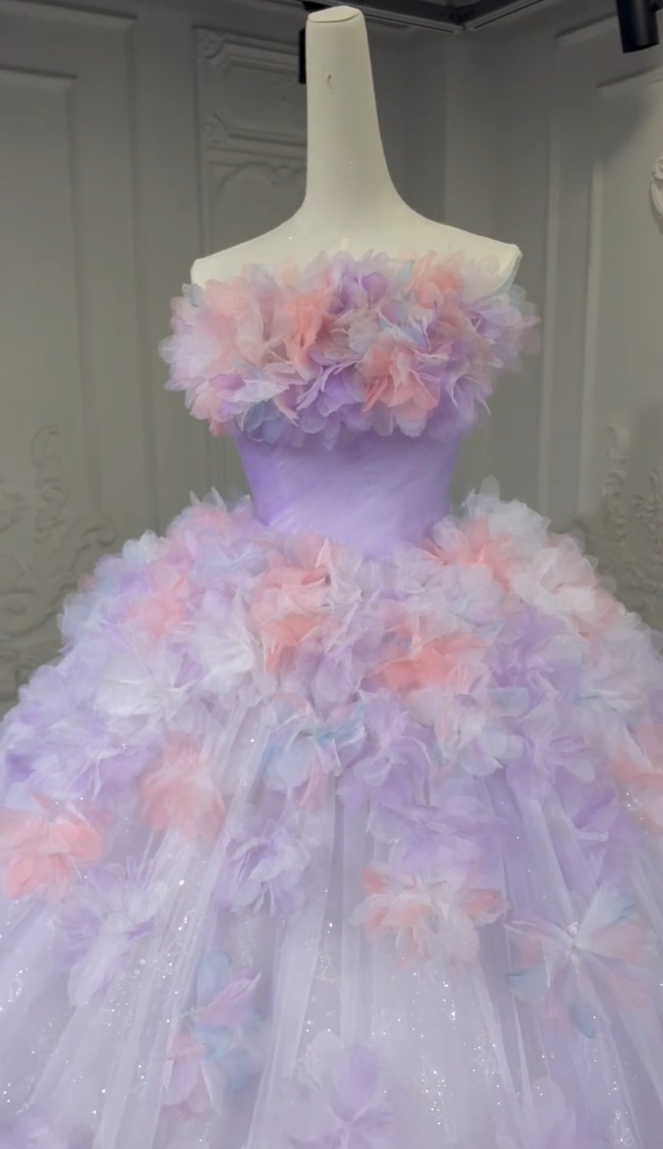 カラフル　紫ラベンダー色　チューブトップ　お花飾り　上品　プリンセスライン　ボリューム感　前撮り本命ドレス制作紫系結婚式