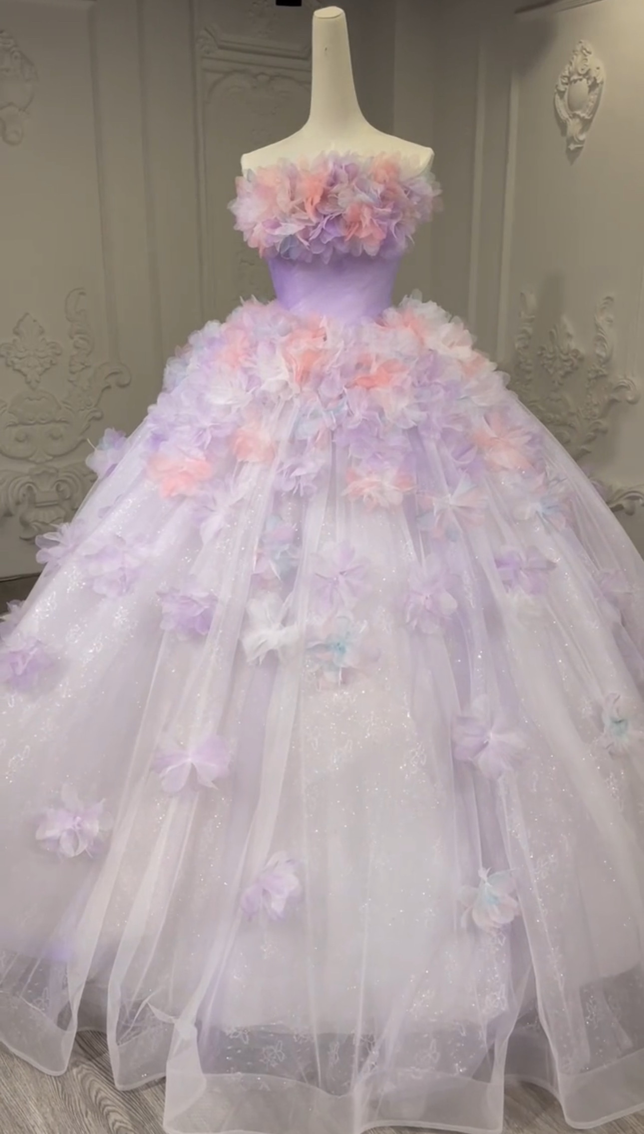 カラフル　紫ラベンダー色　チューブトップ　お花飾り　上品　プリンセスライン　ボリューム感　前撮り本命ドレス制作紫系結婚式