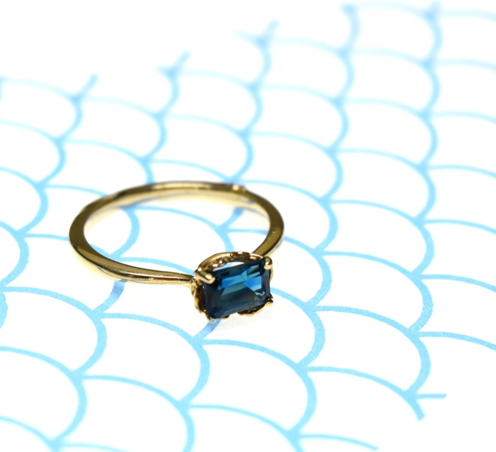 K10YGロンドンブルートパーズリング【KARAKUSA　/　唐草】（R10091Y-LBT）