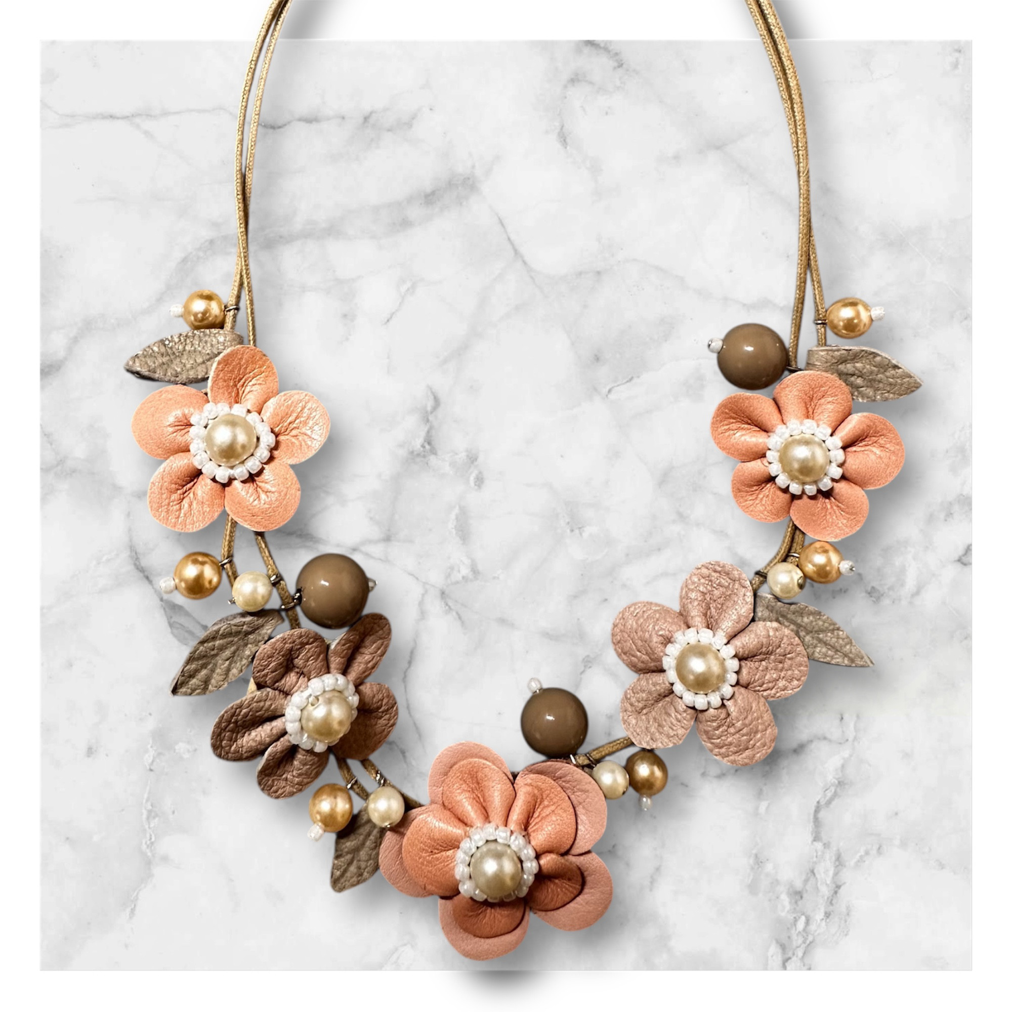 本革お花のネックレス