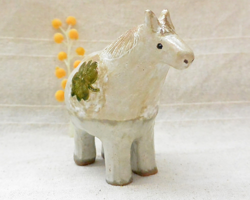 馬の置物（クローバーC) 干支・午年 ウマ・うま 手作り陶器・陶芸 植物