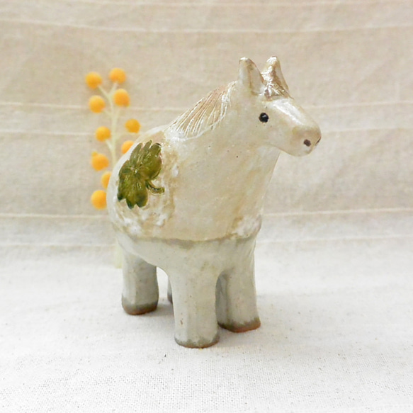 馬の置物（クローバーC) 干支・午年 ウマ・うま 手作り陶器・陶芸 植物