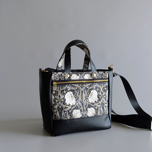 冬から春へ、モノクロームのピンパーネルショルダーバッグ 2Way