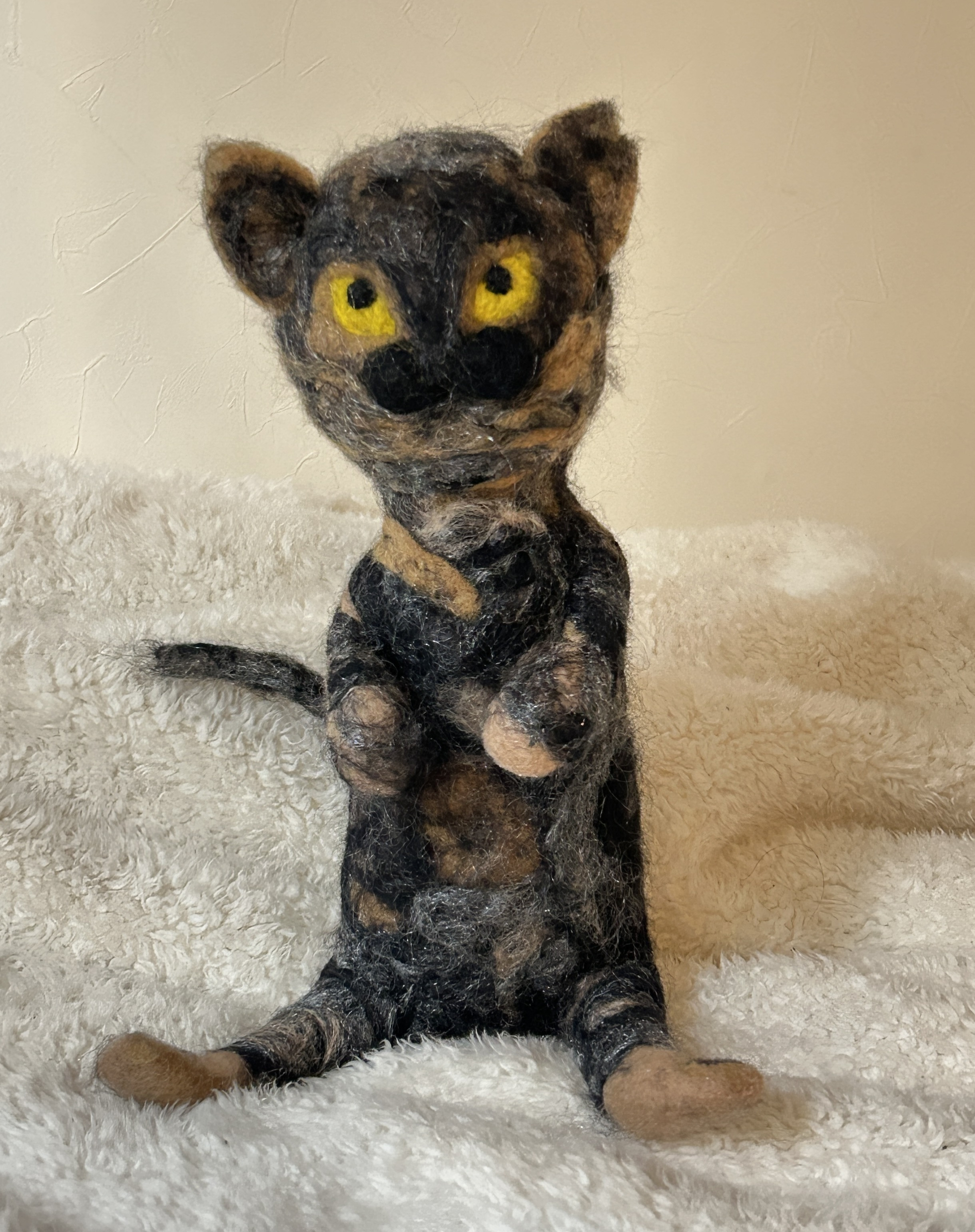 受注生産：おすわり猫ちゃんぬいぐるみ