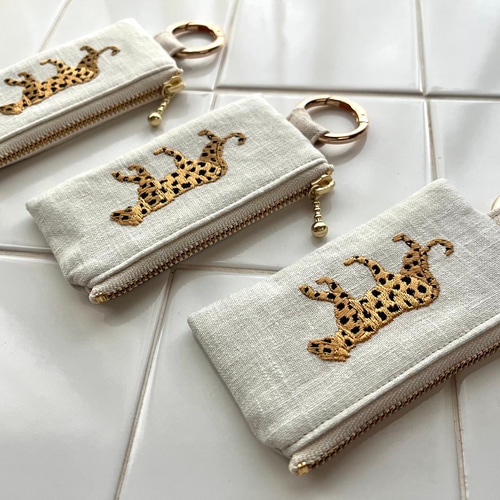 イギリス生地 動物刺繍 DUMAのカラビナ付きポーチ キーホルダー コイン