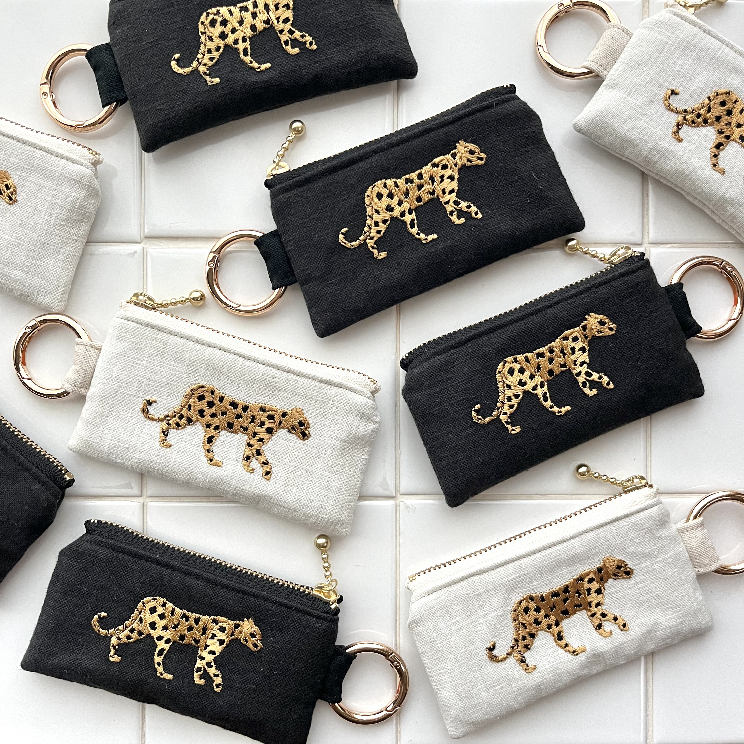 イギリス生地 動物刺繍 DUMAのカラビナ付きポーチ キーホルダー コイン