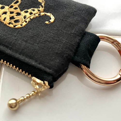 イギリス生地 動物刺繍 DUMAのカラビナ付きポーチ キーホルダー コイン