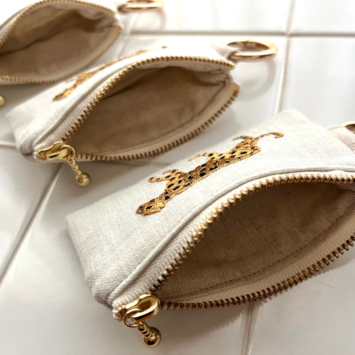 イギリス生地 動物刺繍 DUMAのカラビナ付きポーチ キーホルダー コイン