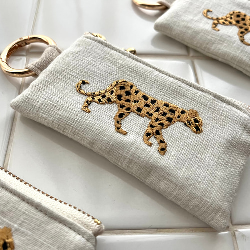 イギリス生地 動物刺繍 DUMAのカラビナ付きポーチ キーホルダー コイン