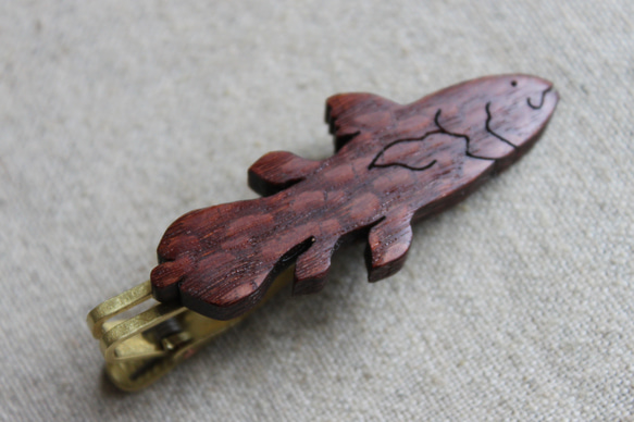 シーラカンス木製ネクタイピン 3枚目の画像
