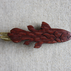 シーラカンス木製ネクタイピン 2枚目の画像