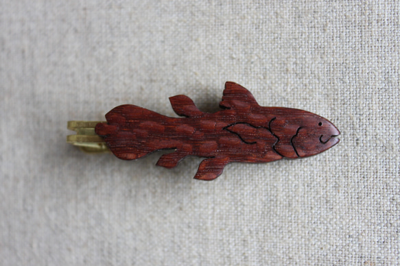 シーラカンス木製ネクタイピン 2枚目の画像