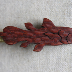 シーラカンス木製ネクタイピン 1枚目の画像