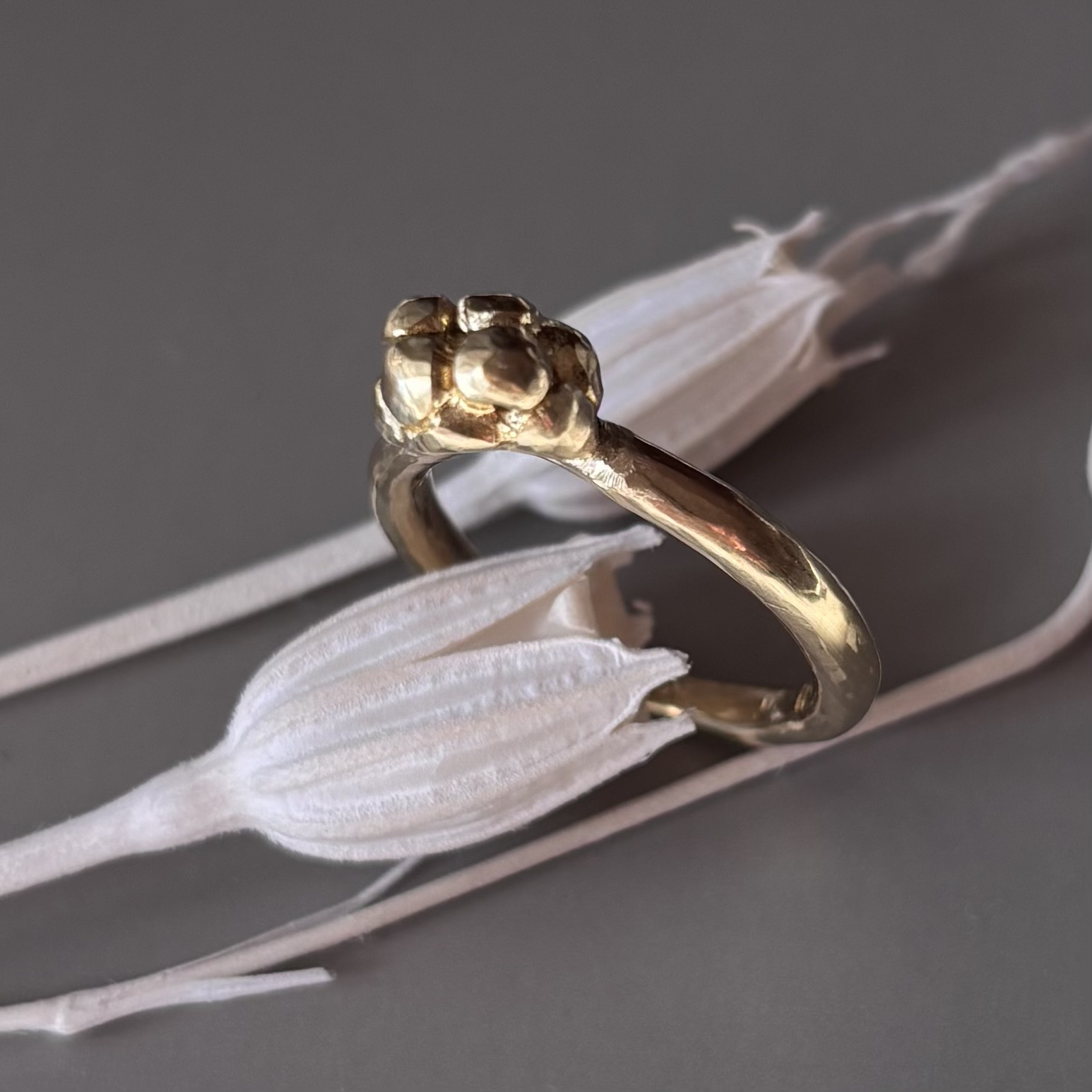 静かな粒リング　大人アクセサリー