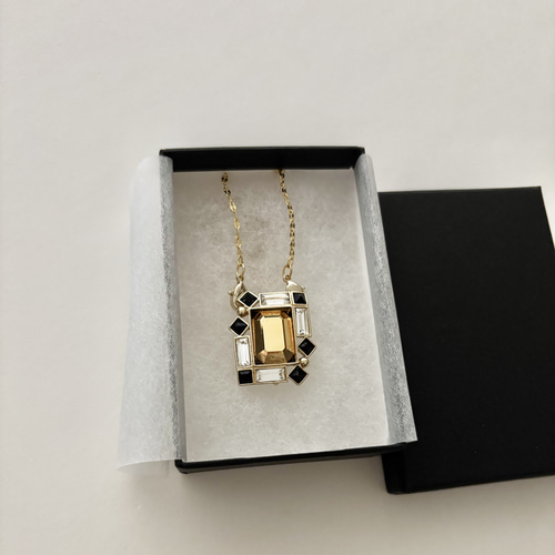 幾何学的デザイン ネックレス 黒と金 幾何学的デザイン ネックレス 黒と金 ブラックとゴールドの幾何学模様の