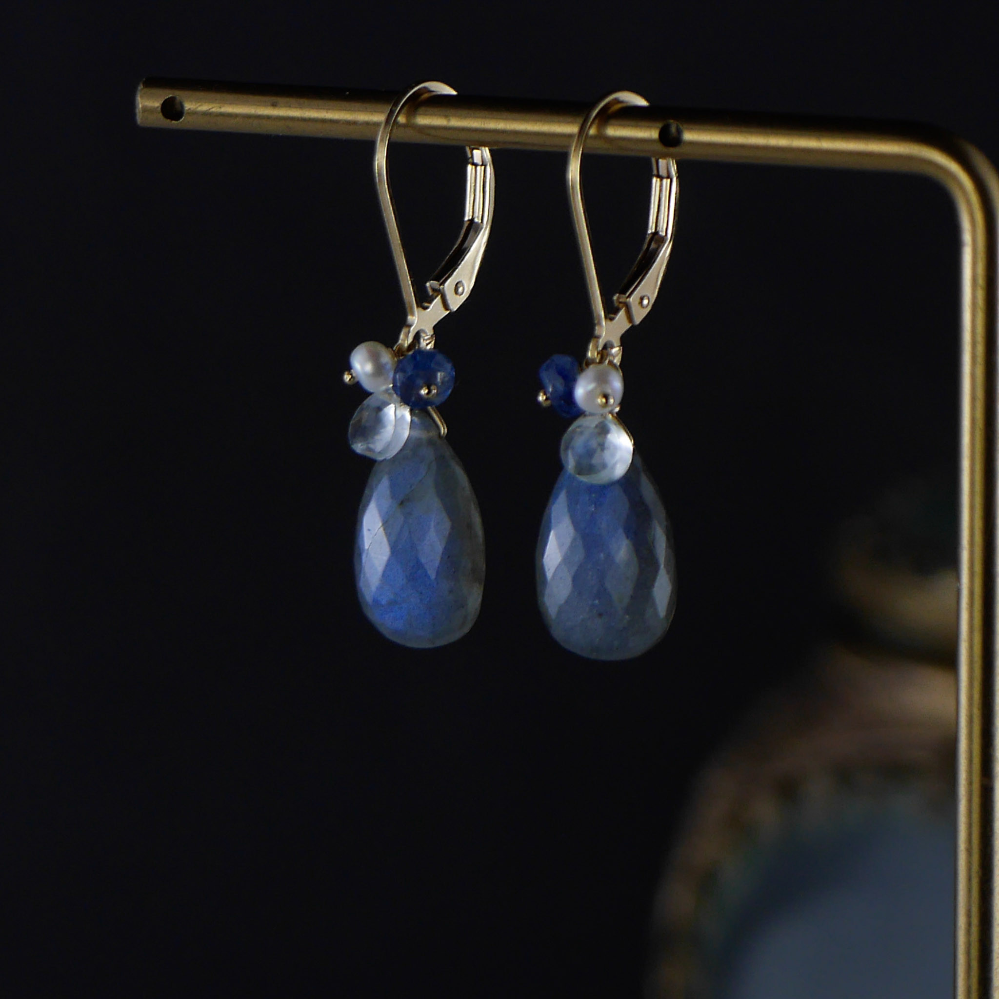 #1078　現品　極上カット大粒ブルーファイアーラブラドライト　レバーバックピアス