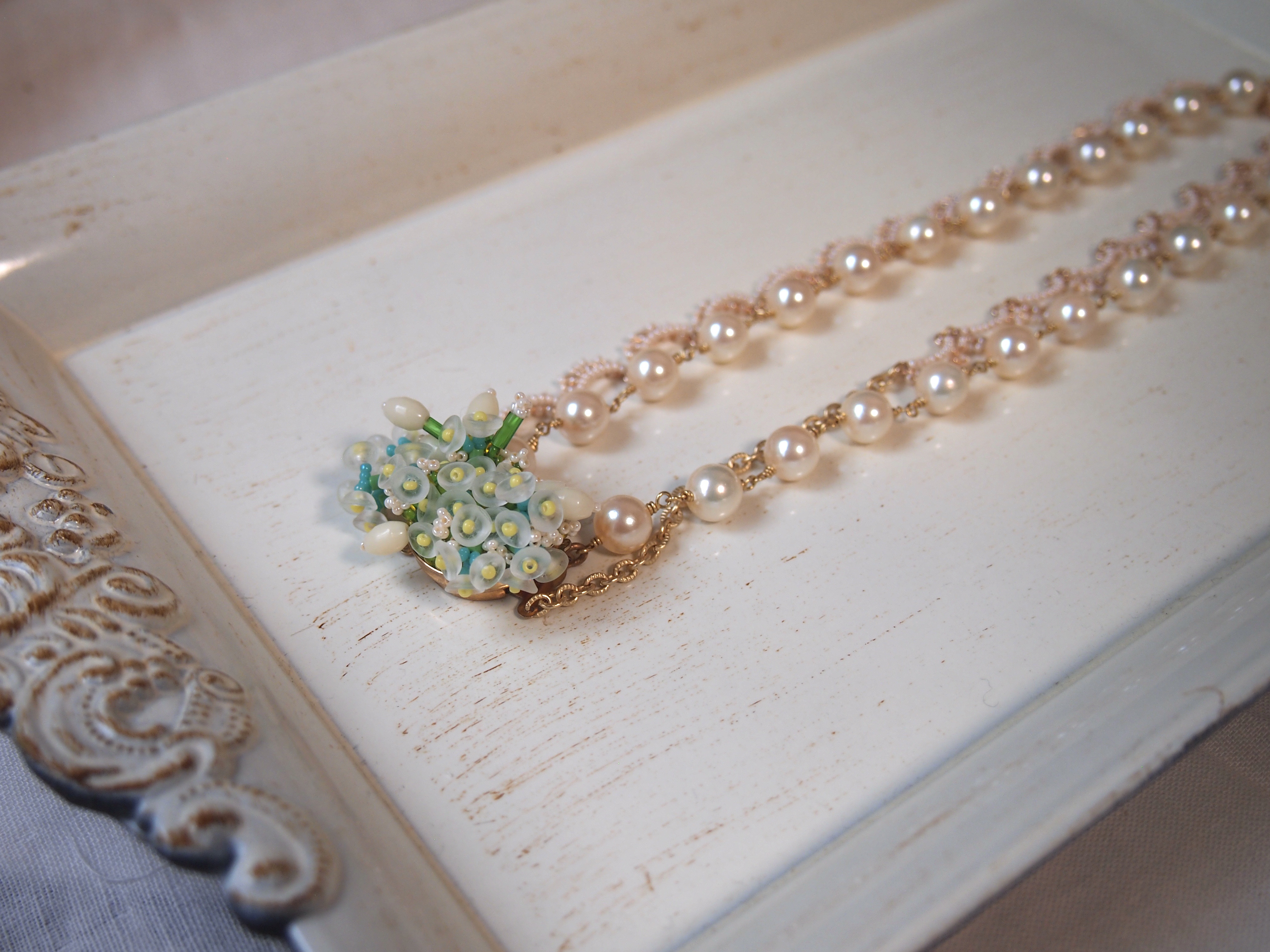 野の花クラスプのパールネックレス