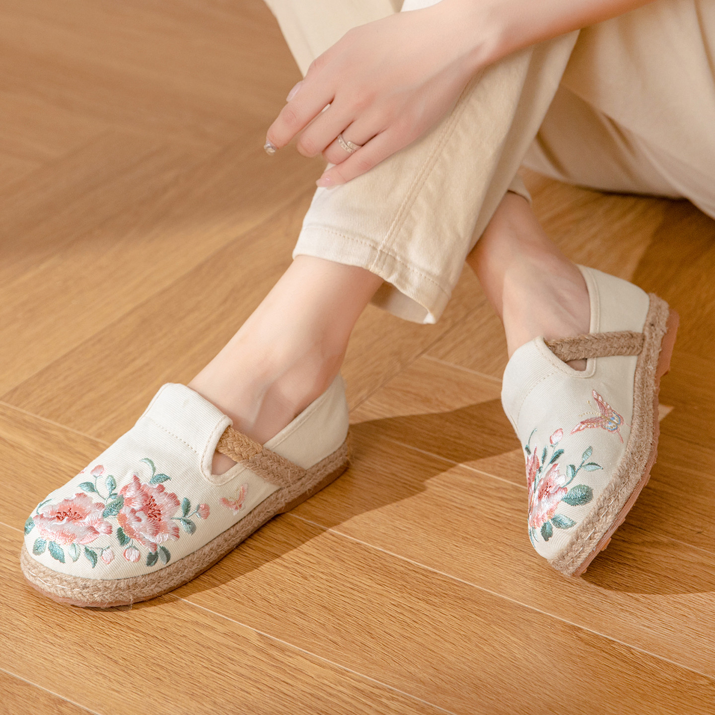 夏の刺繍靴布靴頭靴フラットシューズ古風漢服靴を一足で踏む