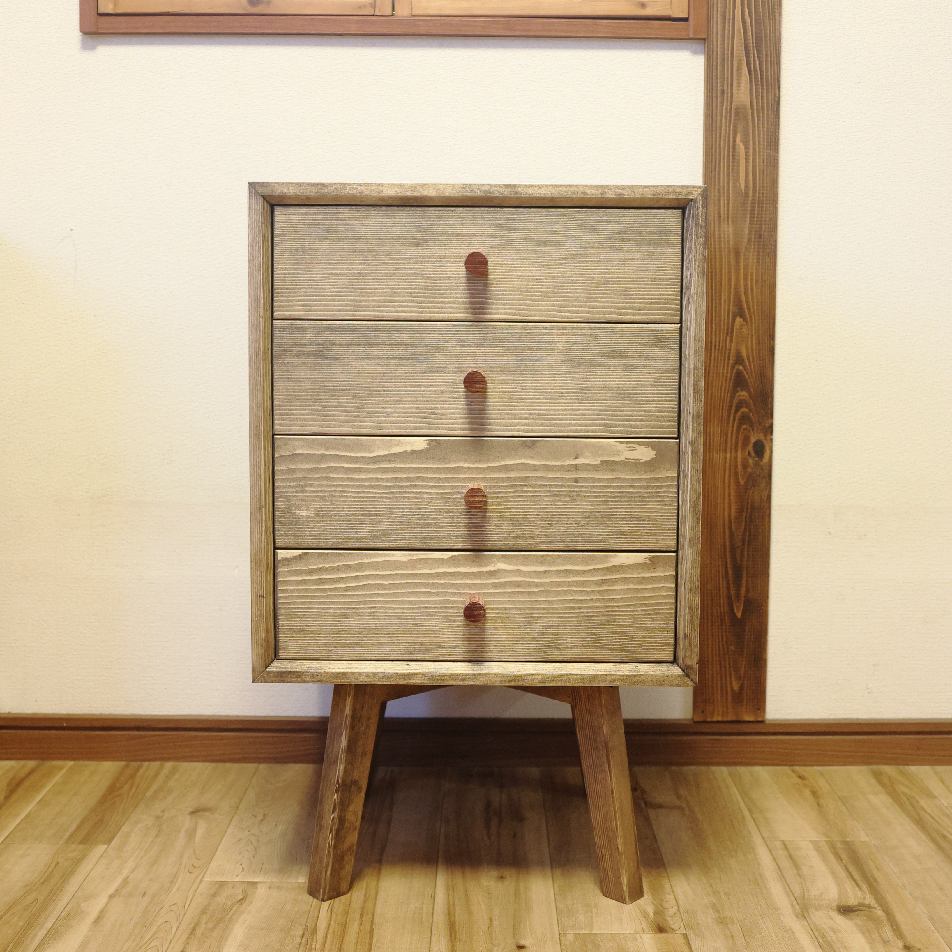 チェスト4段　ナイトテーブル　引き出し収納　高さ650㎜