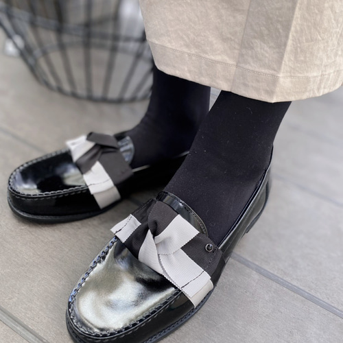 本革 ローファー レディース エナメル革黒｜リボン ビジュー付き 上品