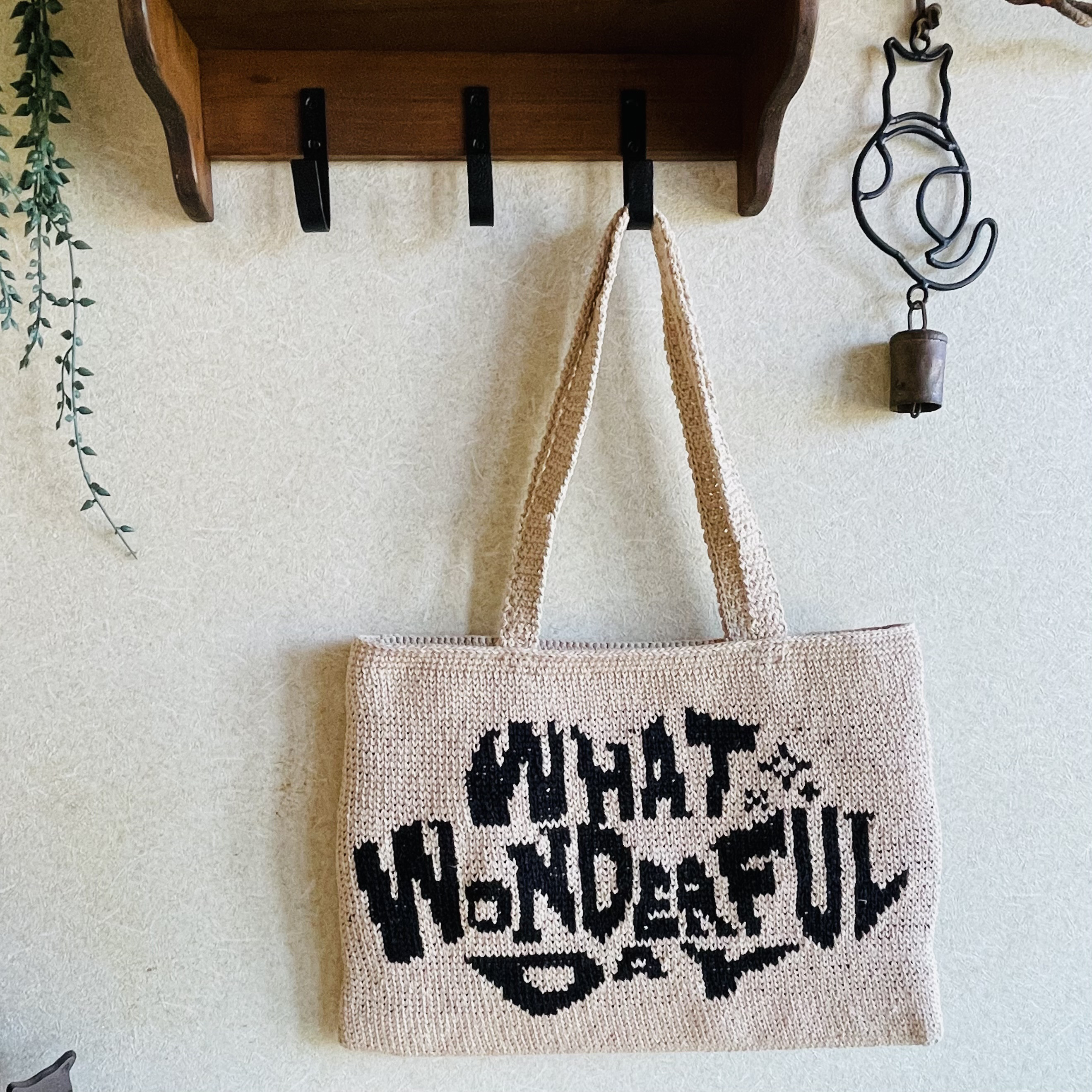 コットン糸で編んだトートバッグ"WHAT WONDERFUL DAY"