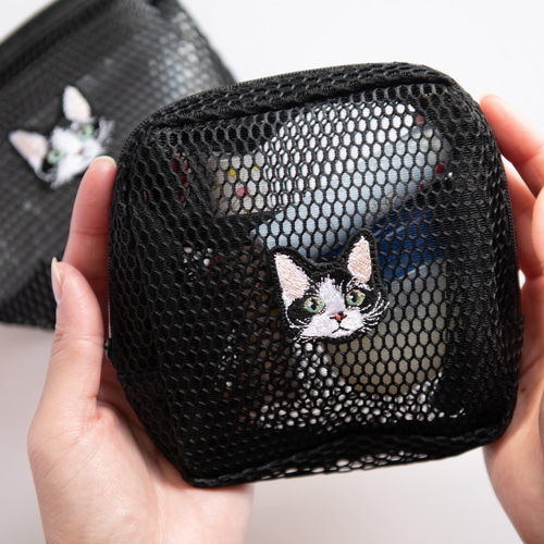 オーダー中パネル987 猫ちゃんMIX❤ブックカバー、ポーチ 猫ちゃんたちの刺繍メッシュポーチ ポーチ〈カーリーハチワレ〉2個