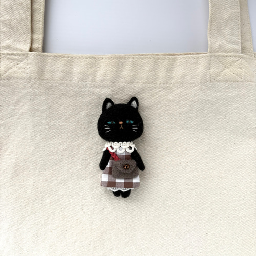 茶チェックの黒ネコちゃん 羊毛フェルトブローチ ブローチ くすくすっ2
