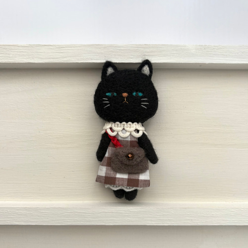 茶チェックの黒ネコちゃん 羊毛フェルトブローチ ブローチ くすくすっ2