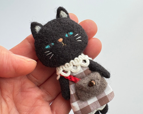 茶チェックの黒ネコちゃん 羊毛フェルトブローチ ブローチ くすくすっ2