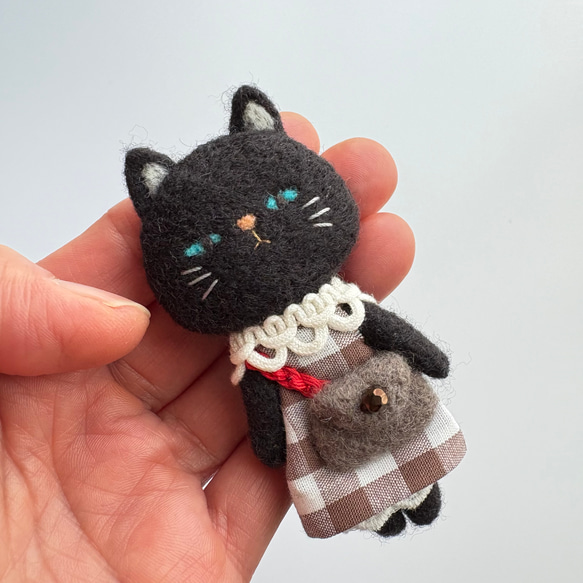 【確認用】くろぶち猫さん✻羊毛フェルト 茶チェックの黒ネコちゃん 羊毛フェルトブローチ ブローチ くすくすっ2