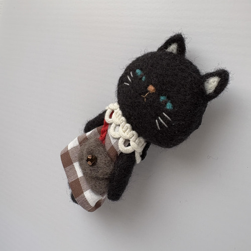 茶チェックの黒ネコちゃん 羊毛フェルトブローチ ブローチ くすくすっ2