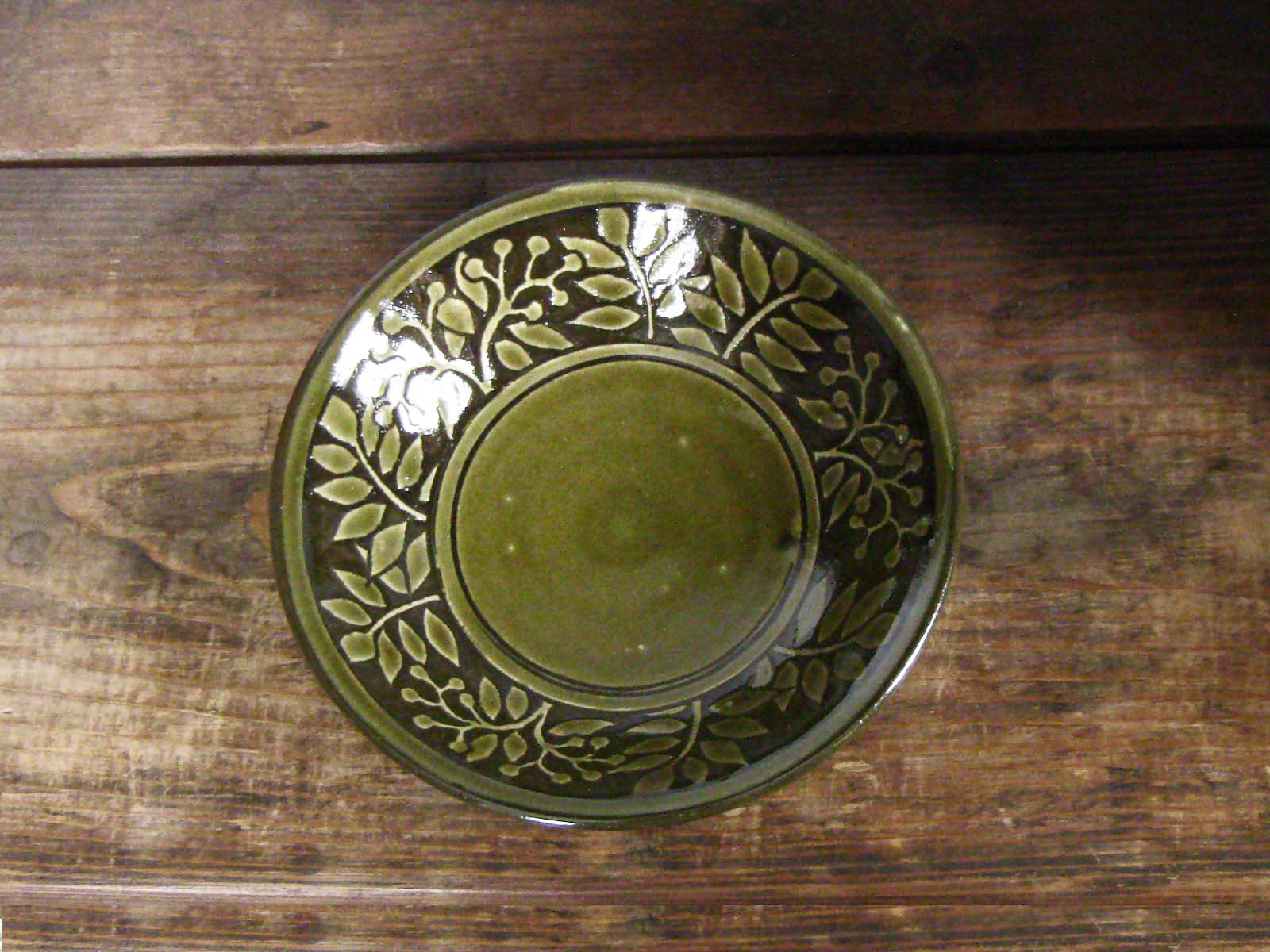 ななかまど掻落し皿（オリーブ）