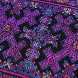 手刺繍 赤絹 花鳥文 枕飾り 古布 民藝 一点物 インテリア 切り絵