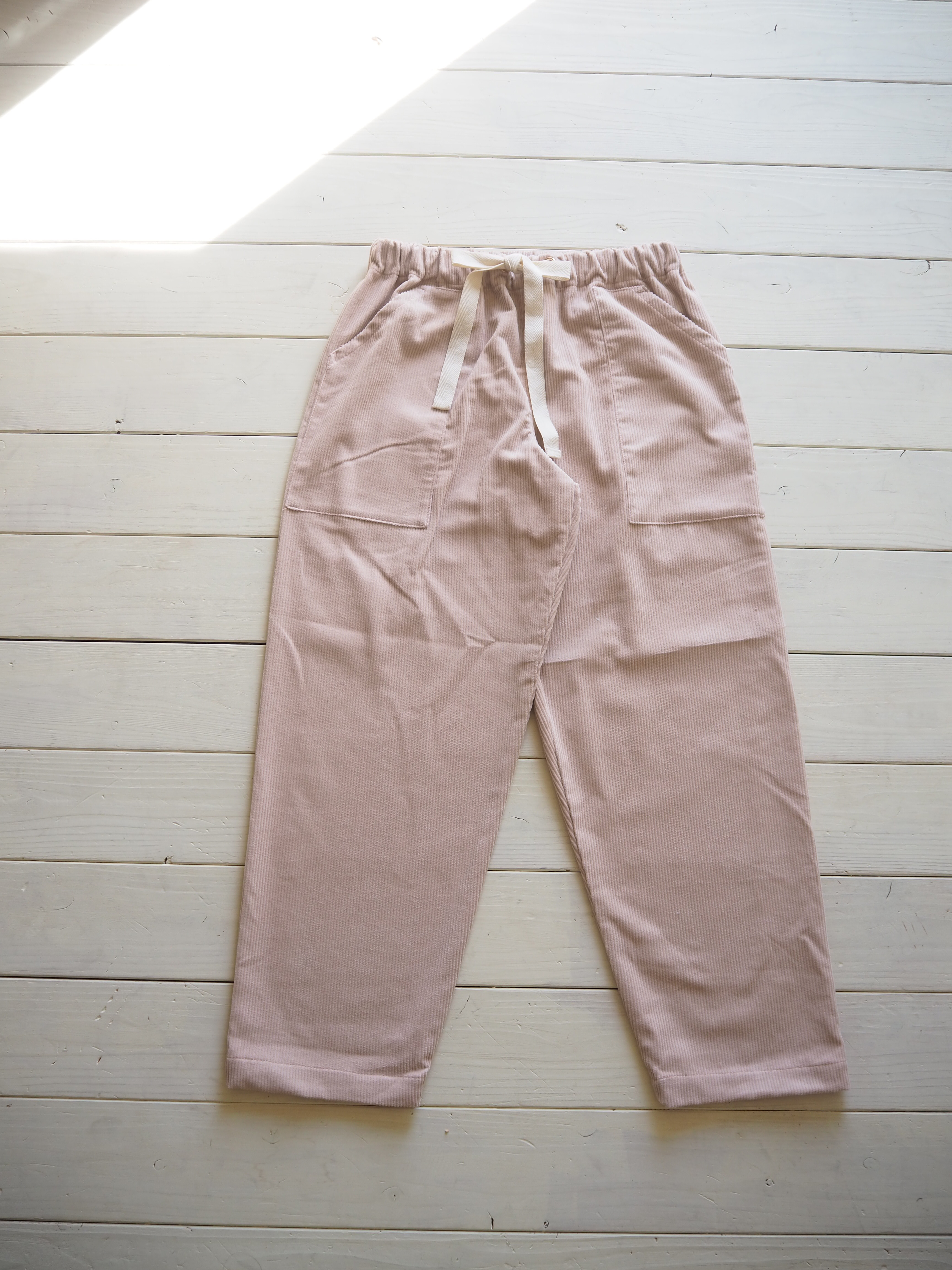 春色コーデュロイパンツ　リラックスパンツ　アンティークモーヴ