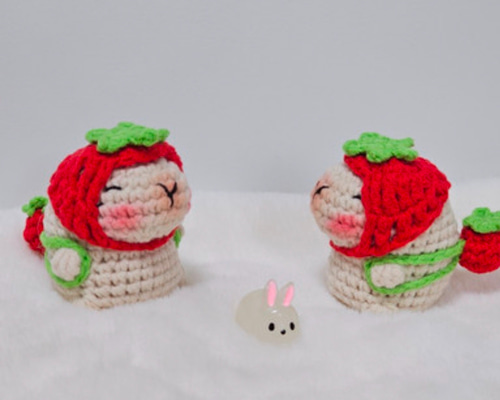 いちご帽子のカピバラさん あみぐるみキーホルダー ぬいぐるみ