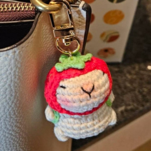 いちご帽子のカピバラさん あみぐるみキーホルダー ぬいぐるみ