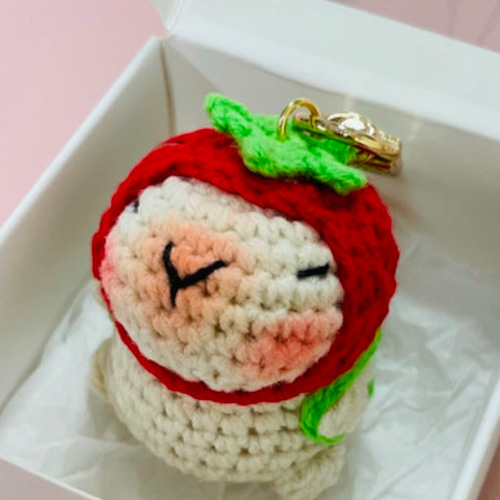 いちご帽子のカピバラさん あみぐるみキーホルダー ぬいぐるみ