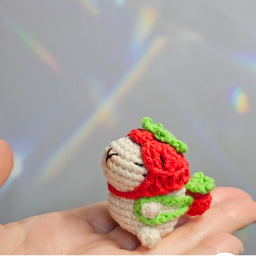 いちご帽子のカピバラさん あみぐるみキーホルダー ぬいぐるみ