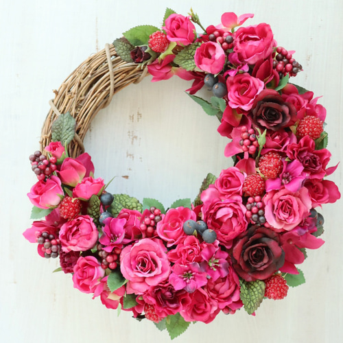 赤とピンクの共演〜アーティフィシャルフラワーローズとベリーの三日月