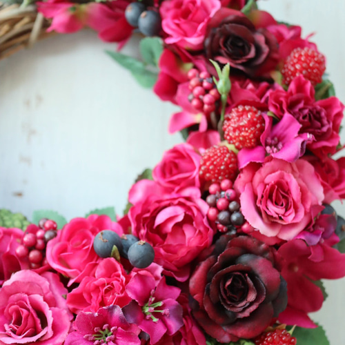 赤とピンクの共演〜アーティフィシャルフラワーローズとベリーの三日月