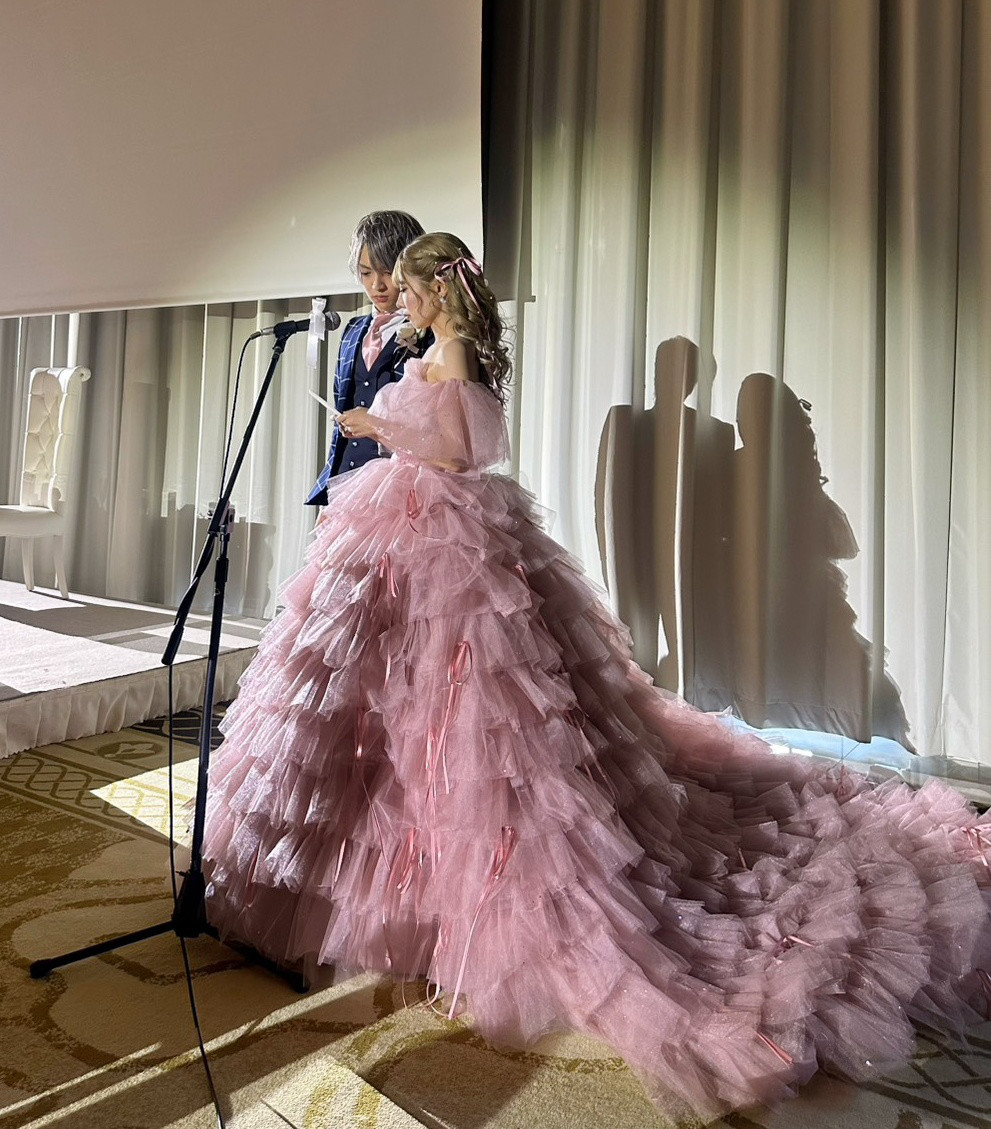 実例写真！カラードレス ピンク フリル袖 ティアードのドレス プリンセスライン 前撮り 結婚式 キラキラチュール 花嫁