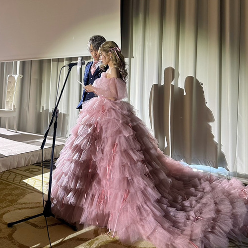 フリル袖ピンクカラードレス 実例写真！カラードレス ピンク フリル袖 ティアードのドレス