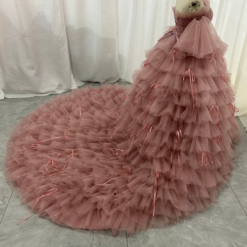 実例写真！カラードレス ピンク フリル袖 ティアードのドレス