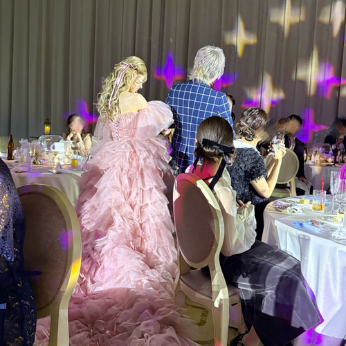 実例写真！カラードレス ピンク フリル袖 ティアードのドレス