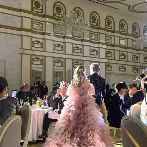 実例写真！カラードレス ピンク フリル袖 ティアードのドレス