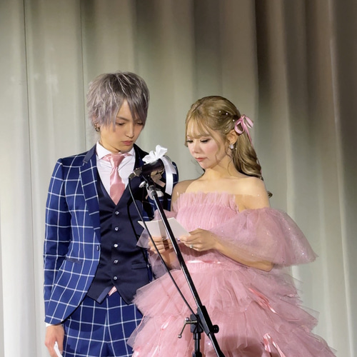 実例写真！カラードレス ピンク フリル袖 ティアードのドレス