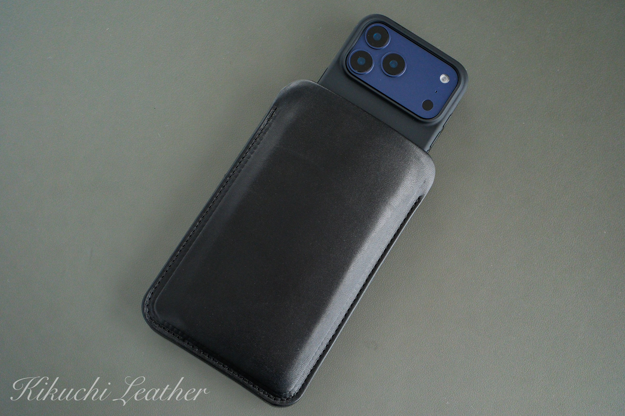 《RIVER》ハードレザー スリーブケース ラージ（iPhone Plus / Pro Max）《2colors》