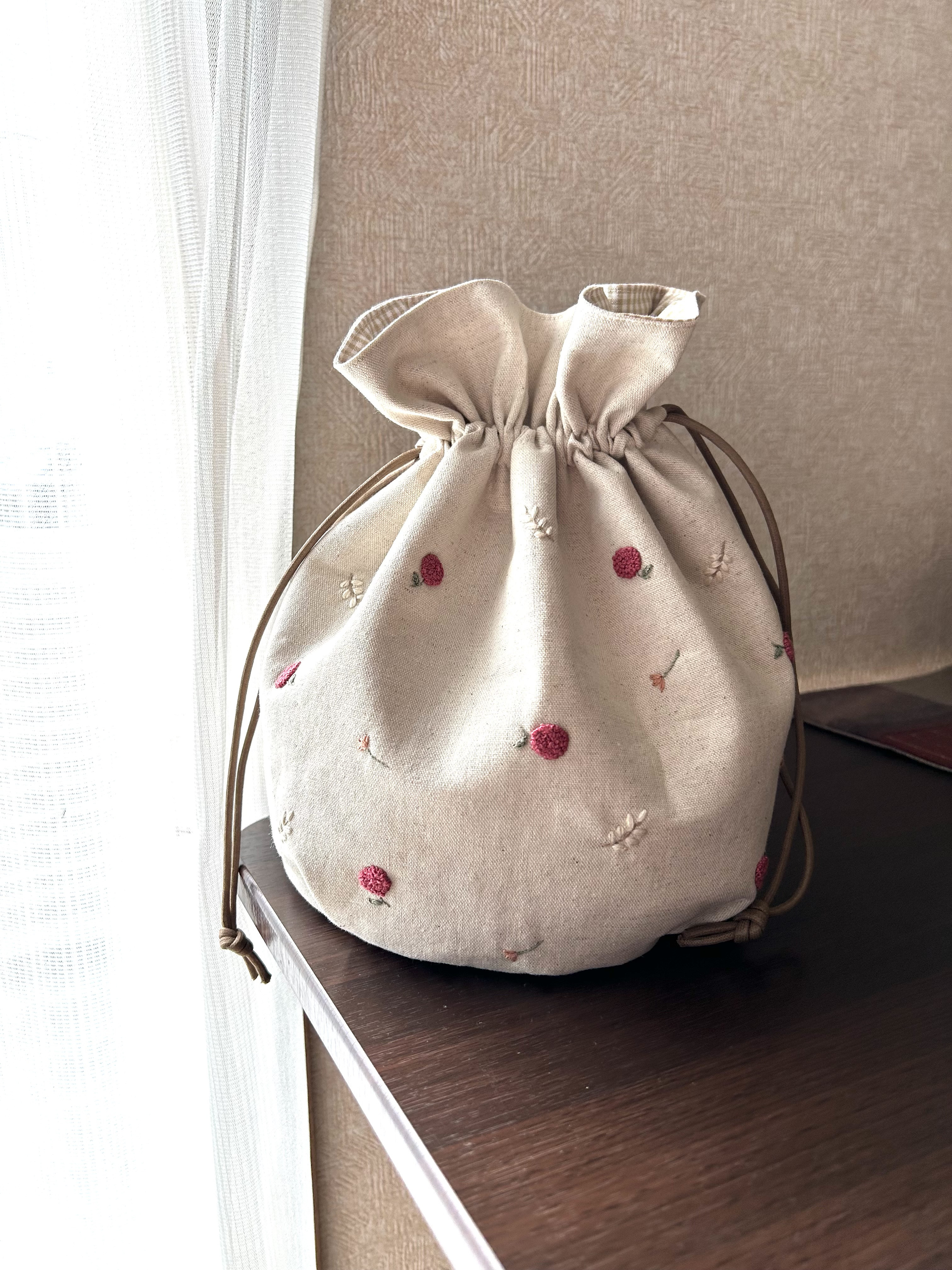 ピンクの木の実刺繍の巾着バック